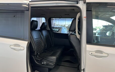 Toyota Voxy III, 2015 год, 1 699 000 рублей, 19 фотография