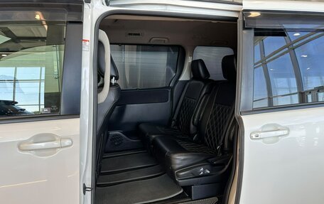 Toyota Voxy III, 2015 год, 1 699 000 рублей, 18 фотография