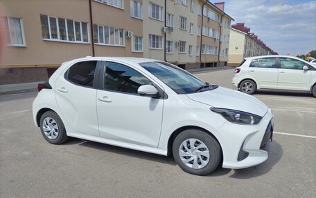 Toyota Yaris, 2021 год, 1 260 000 рублей, 2 фотография