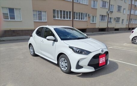 Toyota Yaris, 2021 год, 1 260 000 рублей, 3 фотография