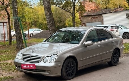 Mercedes-Benz C-Класс, 2004 год, 650 000 рублей, 1 фотография