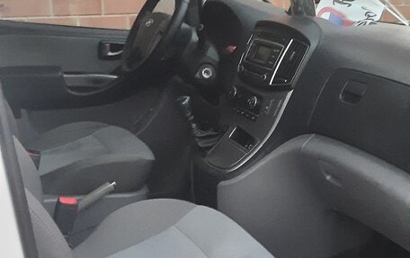 Hyundai H-1 II рестайлинг, 2016 год, 2 800 000 рублей, 3 фотография