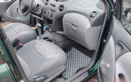 Toyota Yaris I рестайлинг, 2001 год, 150 000 рублей, 2 фотография