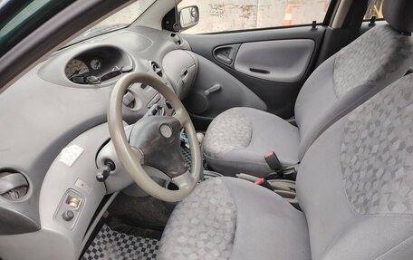 Toyota Yaris I рестайлинг, 2001 год, 150 000 рублей, 5 фотография