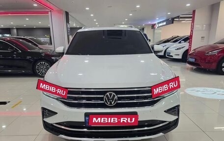 Volkswagen Tiguan II, 2022 год, 2 800 000 рублей, 2 фотография
