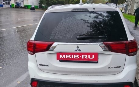 Mitsubishi Outlander III рестайлинг 3, 2018 год, 3 000 000 рублей, 2 фотография
