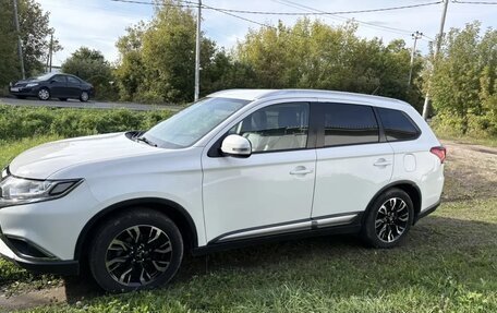 Mitsubishi Outlander III рестайлинг 3, 2016 год, 2 000 000 рублей, 2 фотография