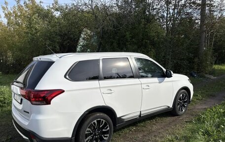 Mitsubishi Outlander III рестайлинг 3, 2016 год, 2 000 000 рублей, 3 фотография