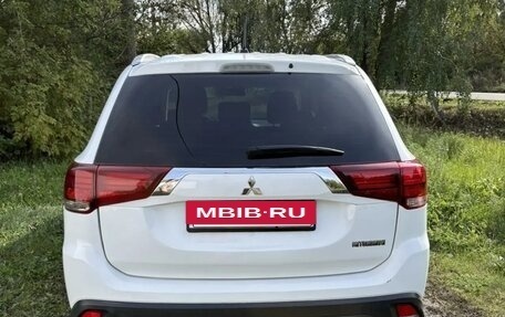 Mitsubishi Outlander III рестайлинг 3, 2016 год, 2 000 000 рублей, 4 фотография