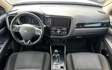 Mitsubishi Outlander III рестайлинг 3, 2019 год, 1 785 000 рублей, 13 фотография