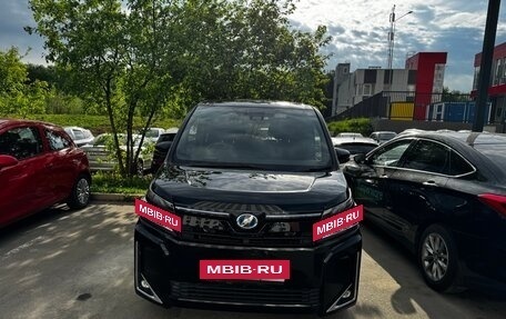Toyota Voxy III, 2018 год, 1 850 000 рублей, 2 фотография