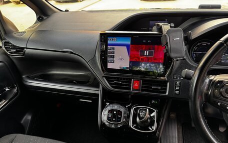 Toyota Voxy III, 2018 год, 1 850 000 рублей, 9 фотография
