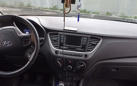 Hyundai Solaris II рестайлинг, 2017 год, 1 100 000 рублей, 5 фотография