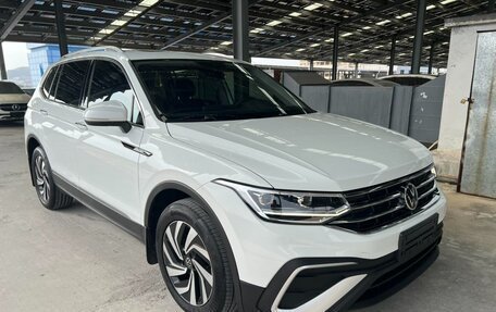 Volkswagen Tiguan II, 2022 год, 1 840 000 рублей, 3 фотография