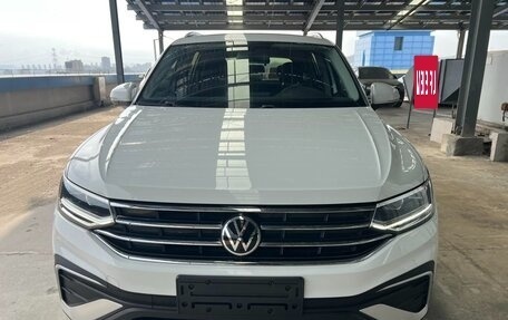 Volkswagen Tiguan II, 2022 год, 1 840 000 рублей, 2 фотография