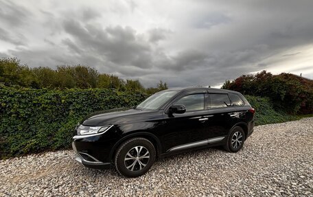 Mitsubishi Outlander III рестайлинг 3, 2018 год, 2 000 050 рублей, 2 фотография