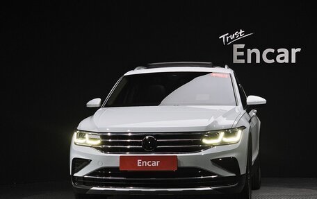 Volkswagen Tiguan II, 2022 год, 2 450 000 рублей, 2 фотография