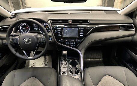 Toyota Camry, 2019 год, 2 600 000 рублей, 17 фотография