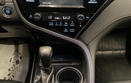 Toyota Camry, 2019 год, 2 600 000 рублей, 18 фотография