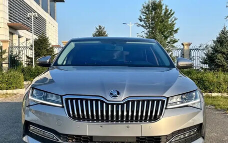Skoda Superb III рестайлинг, 2023 год, 2 100 600 рублей, 2 фотография