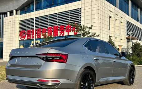Skoda Superb III рестайлинг, 2023 год, 2 100 600 рублей, 4 фотография