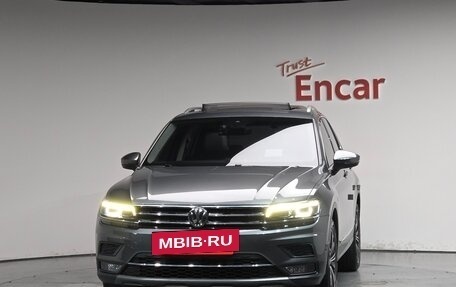 Volkswagen Tiguan II, 2021 год, 2 700 000 рублей, 2 фотография
