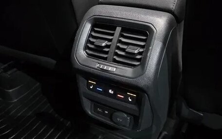 Volkswagen Tiguan II, 2021 год, 2 700 000 рублей, 22 фотография