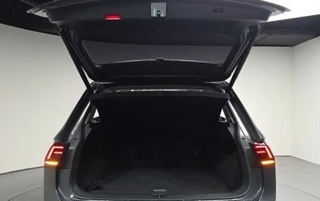 Volkswagen Tiguan II, 2021 год, 2 700 000 рублей, 23 фотография