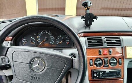 Mercedes-Benz E-Класс, 1997 год, 390 000 рублей, 2 фотография