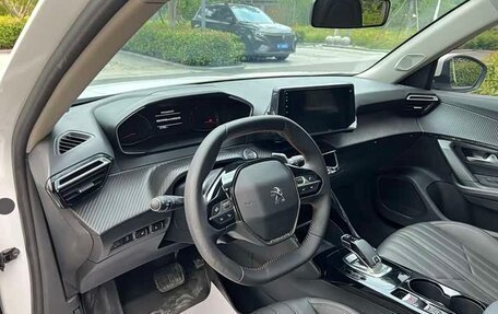 Peugeot 2008 II, 2022 год, 1 090 000 рублей, 7 фотография