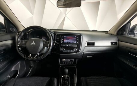 Mitsubishi Outlander III рестайлинг 3, 2018 год, 2 390 000 рублей, 14 фотография