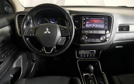 Mitsubishi Outlander III рестайлинг 3, 2018 год, 2 390 000 рублей, 20 фотография