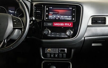 Mitsubishi Outlander III рестайлинг 3, 2018 год, 2 390 000 рублей, 15 фотография