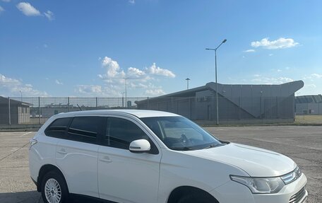 Mitsubishi Outlander III рестайлинг 3, 2013 год, 1 200 000 рублей, 4 фотография