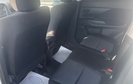 Mitsubishi Outlander III рестайлинг 3, 2013 год, 1 200 000 рублей, 19 фотография