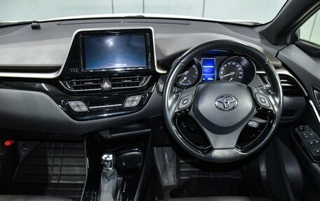 Toyota C-HR I рестайлинг, 2018 год, 2 299 000 рублей, 14 фотография