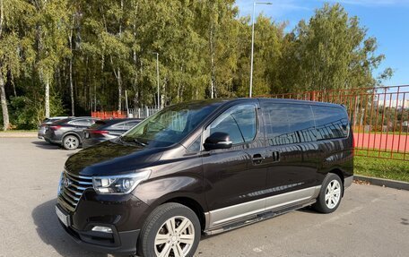 Hyundai Grand Starex Grand Starex I рестайлинг 2, 2018 год, 3 650 000 рублей, 2 фотография