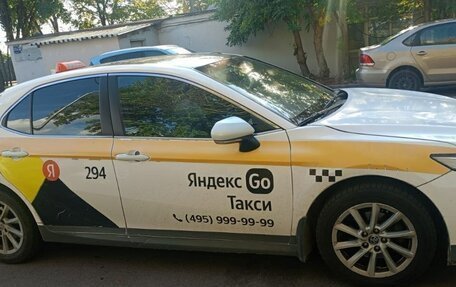 Toyota Camry, 2021 год, 1 850 000 рублей, 2 фотография