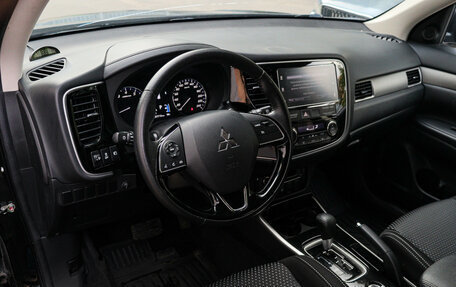 Mitsubishi Outlander III рестайлинг 3, 2018 год, 2 250 000 рублей, 11 фотография