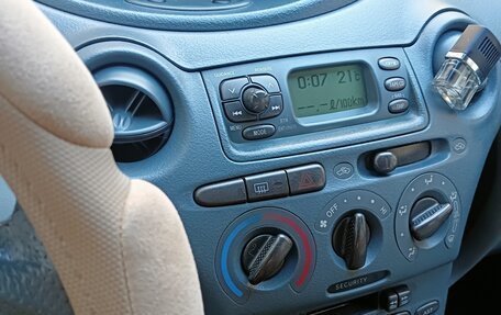 Toyota Yaris I рестайлинг, 2001 год, 200 000 рублей, 3 фотография