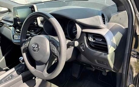 Toyota C-HR I рестайлинг, 2023 год, 1 900 000 рублей, 5 фотография