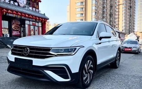 Volkswagen Tiguan II, 2023 год, 2 530 700 рублей, 1 фотография