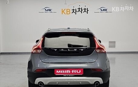 Volvo V40 II рестайлинг, 2018 год, 1 230 000 рублей, 2 фотография