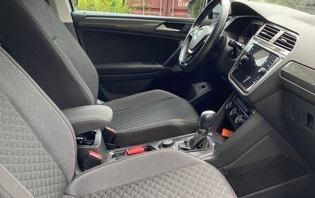 Volkswagen Tiguan II, 2018 год, 2 350 000 рублей, 19 фотография