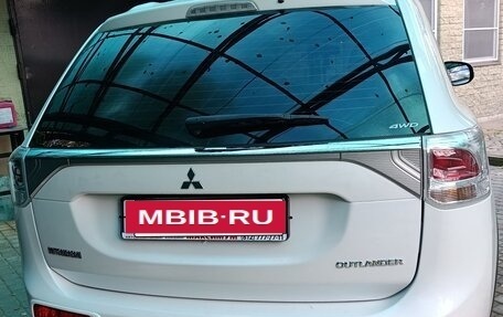 Mitsubishi Outlander III рестайлинг 3, 2014 год, 1 450 000 рублей, 10 фотография
