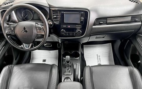 Mitsubishi Outlander III рестайлинг 3, 2016 год, 1 795 000 рублей, 10 фотография