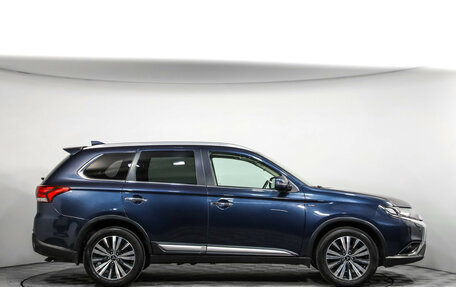 Mitsubishi Outlander III рестайлинг 3, 2019 год, 3 299 000 рублей, 4 фотография