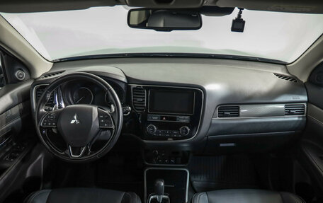 Mitsubishi Outlander III рестайлинг 3, 2019 год, 3 299 000 рублей, 10 фотография
