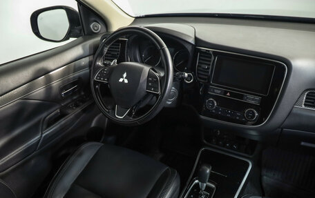 Mitsubishi Outlander III рестайлинг 3, 2019 год, 3 299 000 рублей, 9 фотография