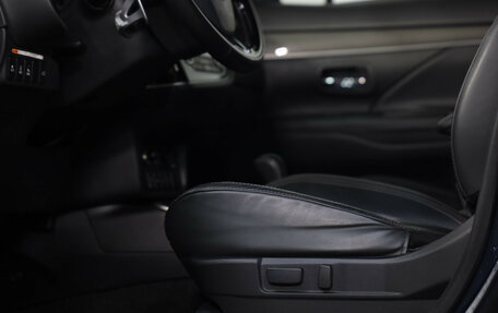 Mitsubishi Outlander III рестайлинг 3, 2019 год, 3 299 000 рублей, 25 фотография